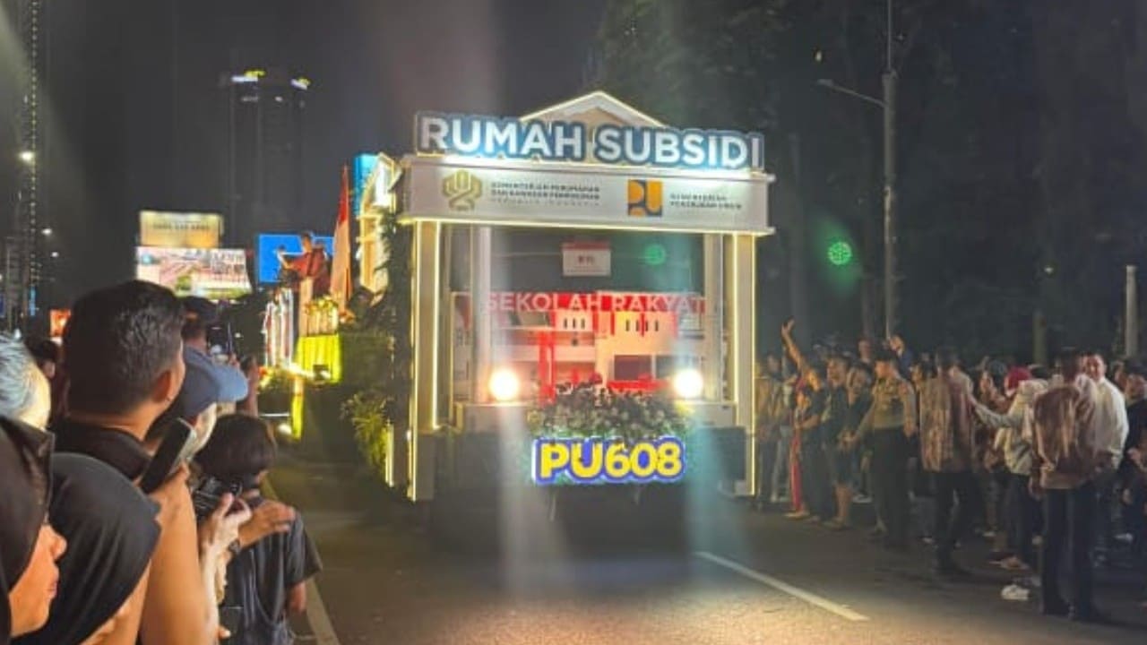 Mobil hias Kementerian PU tampil atraktif di Karnaval HUT RI ke-80 Jakarta