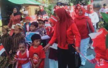 Warga RW 009 Prepedan Kamal Kalideres meriahkan Karnaval Kemerdekaan HUT RI ke-80 dengan kostum dan sepeda hias