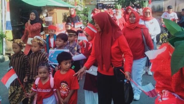 Warga RW 009 Prepedan Kamal Kalideres meriahkan Karnaval Kemerdekaan HUT RI ke-80 dengan kostum dan sepeda hias