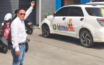 Ilustrasi rakyat memegang bendera Indonesia di tengah kerumunan demonstrasi politik