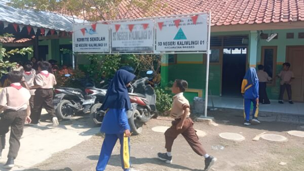 Siswa SDN Kaliwlingi 01 mengikuti lomba dalam rangka HUT RI ke-80