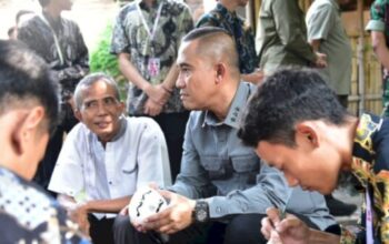 Kepala BNPT Eddy Hartono berdialog dengan warga Desa Siap Siaga di Cirebon