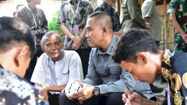 Kepala BNPT Eddy Hartono berdialog dengan warga Desa Siap Siaga di Cirebon