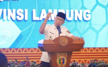 Gubernur Rahmat Mirzani Djausal bersama Ketua KONI Pusat dan Ketua KONI Lampung saat pelantikan kepengurusan 2025–2029.