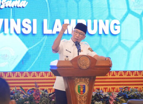 Gubernur Rahmat Mirzani Djausal bersama Ketua KONI Pusat dan Ketua KONI Lampung saat pelantikan kepengurusan 2025–2029.