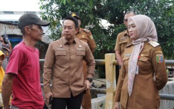 Sungai tercemar limbah kulit bawang di Pasar Pasir Gintung