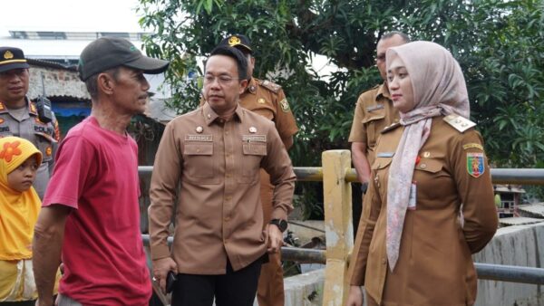 Sungai tercemar limbah kulit bawang di Pasar Pasir Gintung