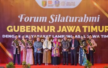 Wakil Gubernur Lampung Jihan Nurlela bersama Gubernur Jawa Timur Khofifah Indar Parawansa dalam kegiatan misi dagang di Bandar Lampung