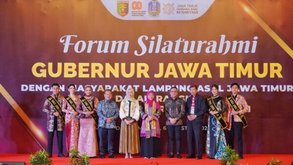 Wakil Gubernur Lampung Jihan Nurlela bersama Gubernur Jawa Timur Khofifah Indar Parawansa dalam kegiatan misi dagang di Bandar Lampung