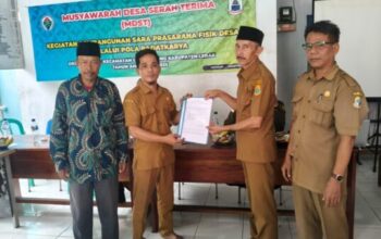 Kepala Desa Cidadap memimpin Musyawarah Desa Serah Terima Bangunan Fisik