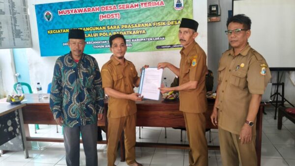 Kepala Desa Cidadap memimpin Musyawarah Desa Serah Terima Bangunan Fisik