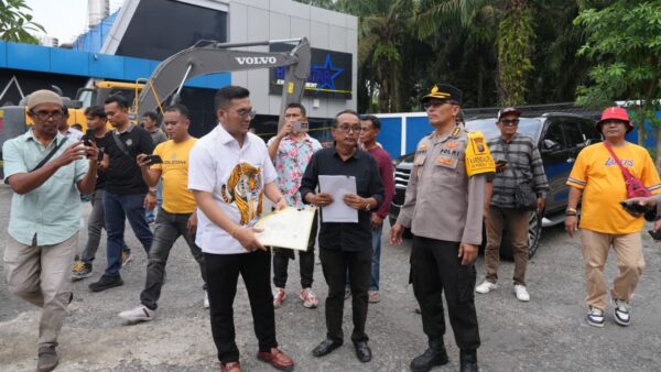 Alat berat merobohkan bangunan Diskotik New Blue Star di Langkat oleh aparat gabungan