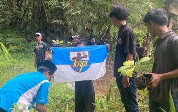 Penanaman pohon jati oleh KNPI Banten dan HIMAGUNA di Gunungkencana