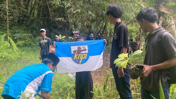 Penanaman pohon jati oleh KNPI Banten dan HIMAGUNA di Gunungkencana