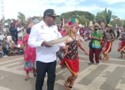 Bupati Yoseb Bladib Gebze Terima Piring Gantung dari Etnis Biak Merauke di Karnaval HUT RI ke-80