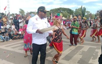 Bupati Yoseb Badib Gebze menerima piring gantung dari kerukunan keluarga etnis Biak Merauke
