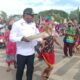Bupati Yoseb Badib Gebze Terima Piring Gantung dari Etnis Biak Merauke di Karnaval HUT RI ke-80