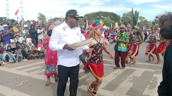 Bupati Yoseb Badib Gebze menerima piring gantung dari kerukunan keluarga etnis Biak Merauke