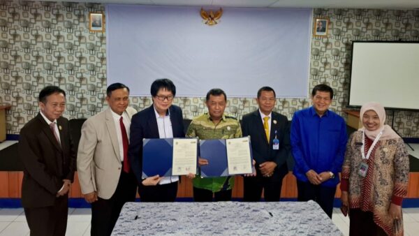 Penandatanganan kerja sama PKPA Unsurya dan Peradi SAI Jakarta Utara