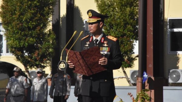 Upacara HUT ke-80 RI di Mapolda Papua Barat dengan pengibaran Sang Merah Putih