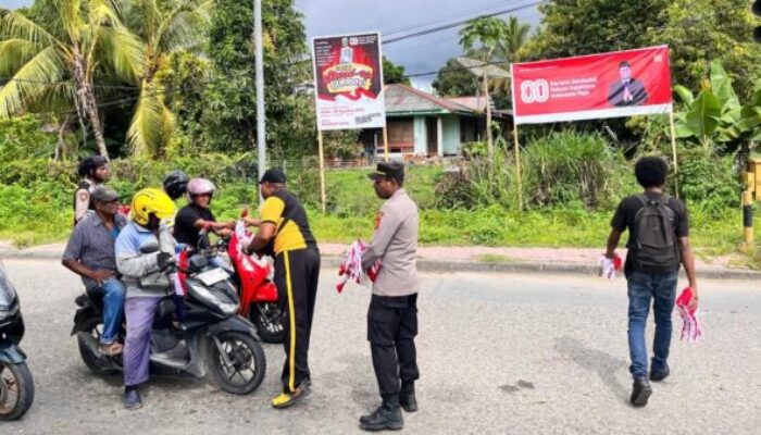 Polda Papua Tengah Bagikan 500 Bendera Merah Putih Sambut HUT RI ke-80