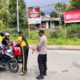 Polda Papua Tengah Bagikan 500 Bendera Merah Putih Sambut HUT RI ke-80