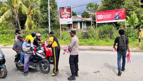 Polda Papua Tengah membagikan bendera merah putih di Nabire