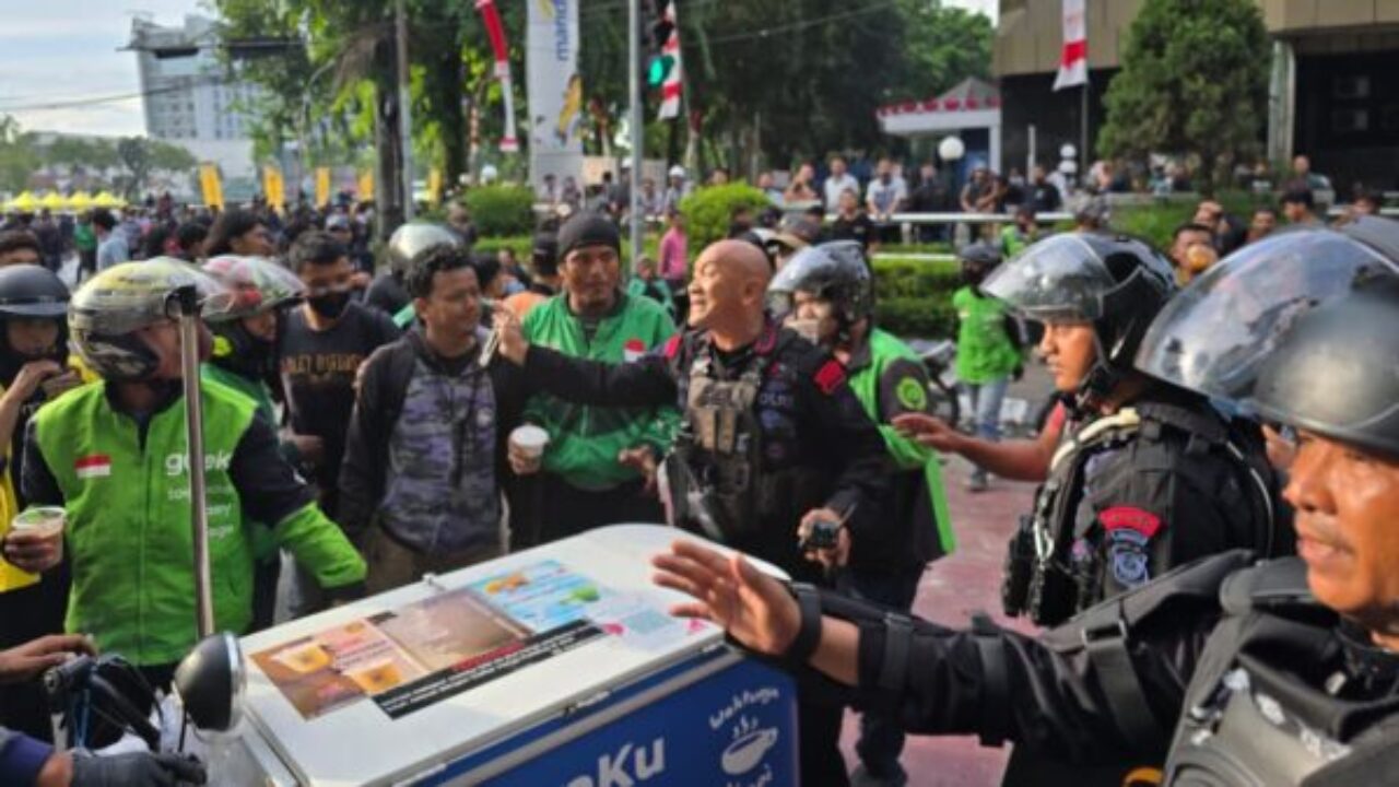 Polisi bersama Mahasiswa dan Ojol Ngopi Bareng di Medan: Simbol Persaudaraan Sumut Tetap Damai