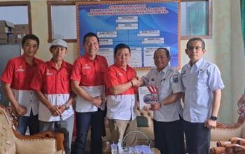 PWRI Metro menyerahkan buku laporan studi banding Tasikmalaya kepada Diskominfo Kota Metro