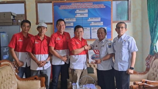 PWRI Metro menyerahkan buku laporan studi banding Tasikmalaya kepada Diskominfo Kota Metro
