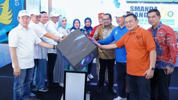 Gubernur Lampung Rahmat Mirzani saat memimpin pelantikan IKA SMANDA