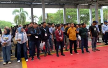 Sekda Sultra Asrun Lio menghadiri simulasi penyambutan tamu VVIP Rakornas PHD 2025 di Bandara Haluoleo