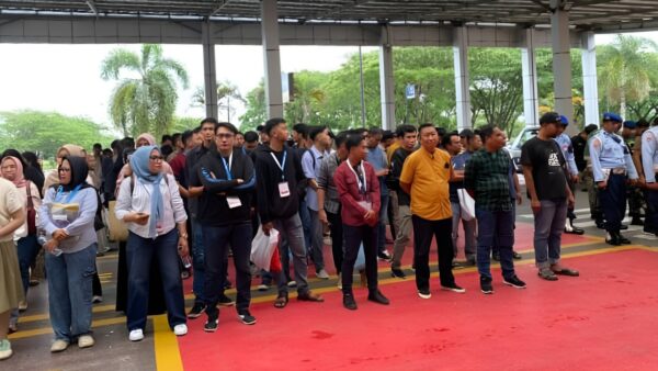 Sekda Sultra Asrun Lio menghadiri simulasi penyambutan tamu VVIP Rakornas PHD 2025 di Bandara Haluoleo
