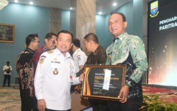 Bupati Sarolangun H. Hurmin menerima Paritrana Award 2024