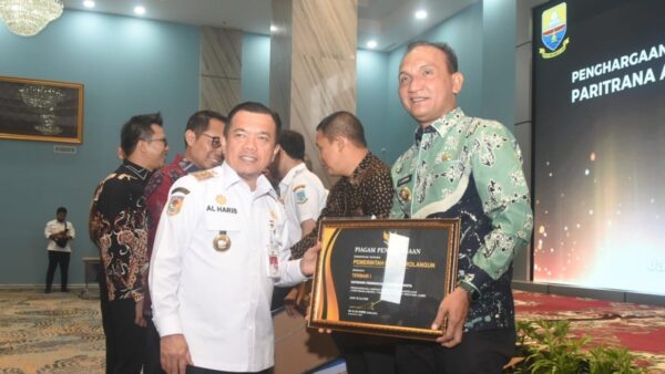 Bupati Sarolangun H. Hurmin menerima Paritrana Award 2024