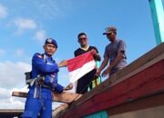 Satpol Airud Polres Ketapang Kibarkan Semangat Nasionalisme Lewat Pembagian Bendera Merah Putih di Pesisir