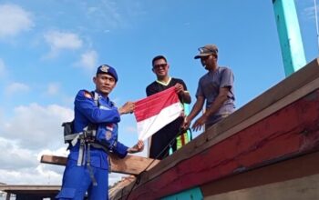 Satpol Airud Polres Ketapang membagikan bendera Merah Putih kepada warga pesisir Ketapang