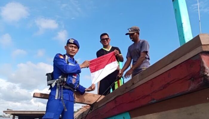 Satpol Airud Polres Ketapang Kibarkan Semangat Nasionalisme Lewat Pembagian Bendera Merah Putih di Pesisir