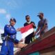 Satpol Airud Polres Ketapang Kibarkan Semangat Nasionalisme Lewat Pembagian Bendera Merah Putih di Pesisir