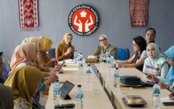Dekranasda Lampung dan IKM Tapis Lampung bahas promosi kain tapis