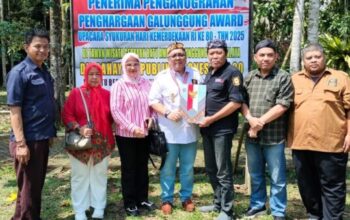 Tundra Meliala menerima Penghargaan Adiluhung Budaya Ki Sunda Utama di Tasikmalaya