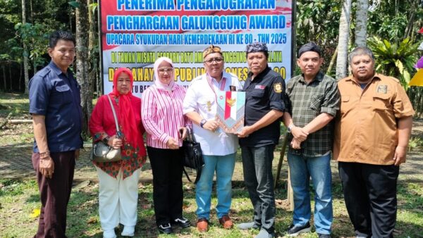 Tundra Meliala menerima Penghargaan Adiluhung Budaya Ki Sunda Utama di Tasikmalaya