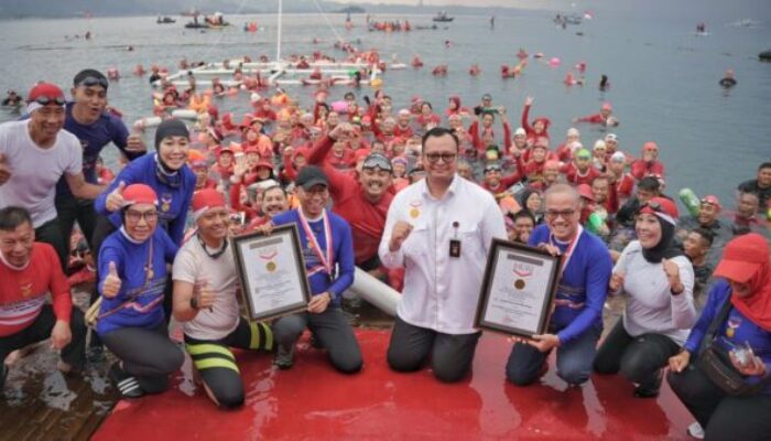 Upacara HUT ke-80 RI di Laut, Gubernur Rahmat Mirzani Cetak Rekor MURI Pertama di Dunia