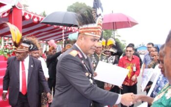Kapolda Papua Tengah Brigjen Pol Alfred Papare bersama Gubernur Meki Nawipa ikuti Upacara Pengibaran Bendera HUT RI ke-80 di Nabire