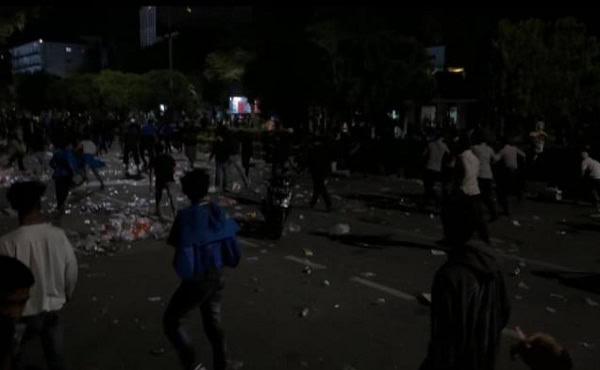 Aksi Damai di DPRA Berakhir Ricuh Saat Magrib, Massa Kecewa dengan Tindakan Aparat