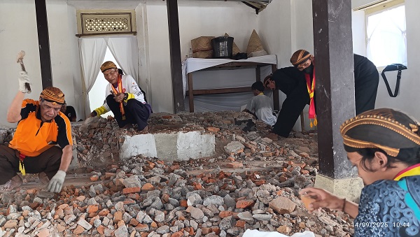 Khidmatnya Abdidalem Karaton Surakarta Jalani Prosesi Bongkar Pawon Tahun Dal