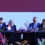MITRAPOL.com, Denpasar Bali — Menteri Kebudayaan Republik Indonesia, Fadli Zon, memimpin jalannya Ministerial Summit CHANDI 2025 yang berlangsung di Bali Beach Convention Centre, Denpasar, Rabu (3/9/2025). Pertemuan tingkat menteri ini menjadi forum strategis untuk merumuskan komitmen global dalam pembangunan dunia yang berkelanjutan melalui peran budaya. Mengusung tema “Culture Beyond 2030: Safeguarding Heritage, Building Peace, and Advancing Cultural and Creative Industries in a Digital Future”, forum internasional ini membahas peran kebudayaan dalam menghadapi tantangan global sekaligus merumuskan rencana aksi yang dituangkan dalam Bali Cultural Initiative Declaration 2025. Fadli Zon menegaskan, budaya harus ditempatkan di garis depan pembangunan. “Budaya menjadi sarana untuk mengubah perbedaan menjadi kohesi sosial, mekanisme adaptif dalam menghadapi ancaman iklim, kompas dalam menggunakan teknologi dengan bijak, sekaligus jembatan untuk memperluas inklusivitas,” ujarnya. Empat Isu Utama CHANDI 2025 Dalam forum ini, Menteri Fadli Zon menyampaikan empat isu mendesak yang menjadi fokus pembahasan: 1. Dampak ancaman iklim dan pelestarian warisan budaya. Saat ini, satu dari enam warisan budaya dunia terancam oleh perubahan iklim. 2. Transformasi digital dan pemanfaatan kecerdasan buatan. Pandemi memperlihatkan kerentanan institusi budaya, sementara pemanfaatan teknologi harus memperhatikan aspek etika dan kesenjangan digital. 3. Budaya sebagai motor ekonomi. Industri budaya dan kreatif (CCIs) bernilai sekitar 4,3 triliun dolar AS, menyumbang 6 persen ekonomi global, mendukung 30 juta pekerjaan, dan menjadi ruang kreasi generasi muda. 4. Perlindungan budaya di tengah konflik. Banyak objek budaya dunia menghadapi risiko perusakan, penjarahan, dan perdagangan ilegal akibat lemahnya kerangka hukum internasional. Partisipasi 39 Negara Sebanyak 39 ketua delegasi negara hadir, termasuk Zimbabwe, Palestina, Syria, Tunisia, India, Rusia, Belanda, hingga UNESCO Indonesia. Para delegasi menyampaikan kebijakan nasional serta berbagi praktik baik terkait digitalisasi aset budaya, perlindungan warisan budaya, hingga pemanfaatan teknologi berbasis kecerdasan buatan yang transparan. Menteri Dalam Negeri dan Warisan Budaya Zimbabwe, Kazembe Raymond Kazembe, menekankan pentingnya budaya sebagai sumber ketangguhan. “Budaya adalah kohesi sosial dan sumber keberlanjutan. Dalam krisis dan konflik, budaya harus dipetakan bersama,” ujarnya. Menteri Kebudayaan Palestina, Imadeddin A.S. Hamdan Fawzyah, mengingatkan dampak perang terhadap sejarah dan identitas bangsa. “Di Gaza, ratusan seniman kehilangan nyawa, bangunan bersejarah hancur, tetapi kami tetap meluncurkan program pelestarian budaya,” ungkapnya. Sementara itu, Menteri Kebudayaan Syria, Mohammed Yassin Saleh, menekankan bahwa budaya adalah inti diplomasi antarbangsa. “Budaya adalah jalan utama untuk membangun dunia yang lebih adil dan manusiawi, serta kompas perdamaian,” tuturnya. Komitmen Akhir Menutup forum, Fadli Zon menyampaikan lima komitmen CHANDI 2025, yakni: - Integrasi budaya dalam pembangunan berkelanjutan. - Pemajuan diplomasi budaya untuk perdamaian. - Pemanfaatan transformasi digital dan kecerdasan buatan yang bertanggung jawab. - Pemberdayaan generasi muda serta industri kreatif sebagai motor pertumbuhan inklusif. - Penguatan pelestarian warisan budaya, repatriasi, dan pemberantasan perdagangan ilegal warisan budaya. “CHANDI 2025 meneguhkan kembali bahwa budaya adalah kunci membangun masa depan dunia yang damai, inklusif, dan berkelanjutan,” pungkas Fadli Zon.