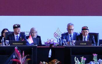 MITRAPOL.com, Denpasar Bali — Menteri Kebudayaan Republik Indonesia, Fadli Zon, memimpin jalannya Ministerial Summit CHANDI 2025 yang berlangsung di Bali Beach Convention Centre, Denpasar, Rabu (3/9/2025). Pertemuan tingkat menteri ini menjadi forum strategis untuk merumuskan komitmen global dalam pembangunan dunia yang berkelanjutan melalui peran budaya. Mengusung tema “Culture Beyond 2030: Safeguarding Heritage, Building Peace, and Advancing Cultural and Creative Industries in a Digital Future”, forum internasional ini membahas peran kebudayaan dalam menghadapi tantangan global sekaligus merumuskan rencana aksi yang dituangkan dalam Bali Cultural Initiative Declaration 2025. Fadli Zon menegaskan, budaya harus ditempatkan di garis depan pembangunan. “Budaya menjadi sarana untuk mengubah perbedaan menjadi kohesi sosial, mekanisme adaptif dalam menghadapi ancaman iklim, kompas dalam menggunakan teknologi dengan bijak, sekaligus jembatan untuk memperluas inklusivitas,” ujarnya. Empat Isu Utama CHANDI 2025 Dalam forum ini, Menteri Fadli Zon menyampaikan empat isu mendesak yang menjadi fokus pembahasan: 1. Dampak ancaman iklim dan pelestarian warisan budaya. Saat ini, satu dari enam warisan budaya dunia terancam oleh perubahan iklim. 2. Transformasi digital dan pemanfaatan kecerdasan buatan. Pandemi memperlihatkan kerentanan institusi budaya, sementara pemanfaatan teknologi harus memperhatikan aspek etika dan kesenjangan digital. 3. Budaya sebagai motor ekonomi. Industri budaya dan kreatif (CCIs) bernilai sekitar 4,3 triliun dolar AS, menyumbang 6 persen ekonomi global, mendukung 30 juta pekerjaan, dan menjadi ruang kreasi generasi muda. 4. Perlindungan budaya di tengah konflik. Banyak objek budaya dunia menghadapi risiko perusakan, penjarahan, dan perdagangan ilegal akibat lemahnya kerangka hukum internasional. Partisipasi 39 Negara Sebanyak 39 ketua delegasi negara hadir, termasuk Zimbabwe, Palestina, Syria, Tunisia, India, Rusia, Belanda, hingga UNESCO Indonesia. Para delegasi menyampaikan kebijakan nasional serta berbagi praktik baik terkait digitalisasi aset budaya, perlindungan warisan budaya, hingga pemanfaatan teknologi berbasis kecerdasan buatan yang transparan. Menteri Dalam Negeri dan Warisan Budaya Zimbabwe, Kazembe Raymond Kazembe, menekankan pentingnya budaya sebagai sumber ketangguhan. “Budaya adalah kohesi sosial dan sumber keberlanjutan. Dalam krisis dan konflik, budaya harus dipetakan bersama,” ujarnya. Menteri Kebudayaan Palestina, Imadeddin A.S. Hamdan Fawzyah, mengingatkan dampak perang terhadap sejarah dan identitas bangsa. “Di Gaza, ratusan seniman kehilangan nyawa, bangunan bersejarah hancur, tetapi kami tetap meluncurkan program pelestarian budaya,” ungkapnya. Sementara itu, Menteri Kebudayaan Syria, Mohammed Yassin Saleh, menekankan bahwa budaya adalah inti diplomasi antarbangsa. “Budaya adalah jalan utama untuk membangun dunia yang lebih adil dan manusiawi, serta kompas perdamaian,” tuturnya. Komitmen Akhir Menutup forum, Fadli Zon menyampaikan lima komitmen CHANDI 2025, yakni: - Integrasi budaya dalam pembangunan berkelanjutan. - Pemajuan diplomasi budaya untuk perdamaian. - Pemanfaatan transformasi digital dan kecerdasan buatan yang bertanggung jawab. - Pemberdayaan generasi muda serta industri kreatif sebagai motor pertumbuhan inklusif. - Penguatan pelestarian warisan budaya, repatriasi, dan pemberantasan perdagangan ilegal warisan budaya. “CHANDI 2025 meneguhkan kembali bahwa budaya adalah kunci membangun masa depan dunia yang damai, inklusif, dan berkelanjutan,” pungkas Fadli Zon.