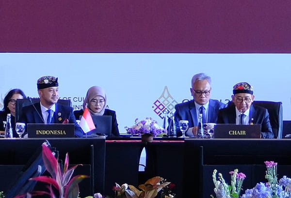MITRAPOL.com, Denpasar Bali — Menteri Kebudayaan Republik Indonesia, Fadli Zon, memimpin jalannya Ministerial Summit CHANDI 2025 yang berlangsung di Bali Beach Convention Centre, Denpasar, Rabu (3/9/2025). Pertemuan tingkat menteri ini menjadi forum strategis untuk merumuskan komitmen global dalam pembangunan dunia yang berkelanjutan melalui peran budaya. Mengusung tema “Culture Beyond 2030: Safeguarding Heritage, Building Peace, and Advancing Cultural and Creative Industries in a Digital Future”, forum internasional ini membahas peran kebudayaan dalam menghadapi tantangan global sekaligus merumuskan rencana aksi yang dituangkan dalam Bali Cultural Initiative Declaration 2025. Fadli Zon menegaskan, budaya harus ditempatkan di garis depan pembangunan. “Budaya menjadi sarana untuk mengubah perbedaan menjadi kohesi sosial, mekanisme adaptif dalam menghadapi ancaman iklim, kompas dalam menggunakan teknologi dengan bijak, sekaligus jembatan untuk memperluas inklusivitas,” ujarnya. Empat Isu Utama CHANDI 2025 Dalam forum ini, Menteri Fadli Zon menyampaikan empat isu mendesak yang menjadi fokus pembahasan: 1. Dampak ancaman iklim dan pelestarian warisan budaya. Saat ini, satu dari enam warisan budaya dunia terancam oleh perubahan iklim. 2. Transformasi digital dan pemanfaatan kecerdasan buatan. Pandemi memperlihatkan kerentanan institusi budaya, sementara pemanfaatan teknologi harus memperhatikan aspek etika dan kesenjangan digital. 3. Budaya sebagai motor ekonomi. Industri budaya dan kreatif (CCIs) bernilai sekitar 4,3 triliun dolar AS, menyumbang 6 persen ekonomi global, mendukung 30 juta pekerjaan, dan menjadi ruang kreasi generasi muda. 4. Perlindungan budaya di tengah konflik. Banyak objek budaya dunia menghadapi risiko perusakan, penjarahan, dan perdagangan ilegal akibat lemahnya kerangka hukum internasional. Partisipasi 39 Negara Sebanyak 39 ketua delegasi negara hadir, termasuk Zimbabwe, Palestina, Syria, Tunisia, India, Rusia, Belanda, hingga UNESCO Indonesia. Para delegasi menyampaikan kebijakan nasional serta berbagi praktik baik terkait digitalisasi aset budaya, perlindungan warisan budaya, hingga pemanfaatan teknologi berbasis kecerdasan buatan yang transparan. Menteri Dalam Negeri dan Warisan Budaya Zimbabwe, Kazembe Raymond Kazembe, menekankan pentingnya budaya sebagai sumber ketangguhan. “Budaya adalah kohesi sosial dan sumber keberlanjutan. Dalam krisis dan konflik, budaya harus dipetakan bersama,” ujarnya. Menteri Kebudayaan Palestina, Imadeddin A.S. Hamdan Fawzyah, mengingatkan dampak perang terhadap sejarah dan identitas bangsa. “Di Gaza, ratusan seniman kehilangan nyawa, bangunan bersejarah hancur, tetapi kami tetap meluncurkan program pelestarian budaya,” ungkapnya. Sementara itu, Menteri Kebudayaan Syria, Mohammed Yassin Saleh, menekankan bahwa budaya adalah inti diplomasi antarbangsa. “Budaya adalah jalan utama untuk membangun dunia yang lebih adil dan manusiawi, serta kompas perdamaian,” tuturnya. Komitmen Akhir Menutup forum, Fadli Zon menyampaikan lima komitmen CHANDI 2025, yakni: - Integrasi budaya dalam pembangunan berkelanjutan. - Pemajuan diplomasi budaya untuk perdamaian. - Pemanfaatan transformasi digital dan kecerdasan buatan yang bertanggung jawab. - Pemberdayaan generasi muda serta industri kreatif sebagai motor pertumbuhan inklusif. - Penguatan pelestarian warisan budaya, repatriasi, dan pemberantasan perdagangan ilegal warisan budaya. “CHANDI 2025 meneguhkan kembali bahwa budaya adalah kunci membangun masa depan dunia yang damai, inklusif, dan berkelanjutan,” pungkas Fadli Zon.