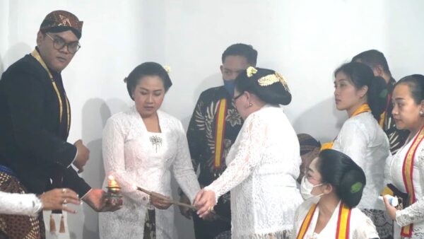 Prosesi Adhang Tahun Dal di Karaton Surakarta dipimpin SISKS Pakoe Boewono XIII